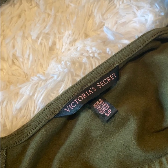 Victoria’s Secret open back, 3/4 sleeve shirt - Picture 3 of 4